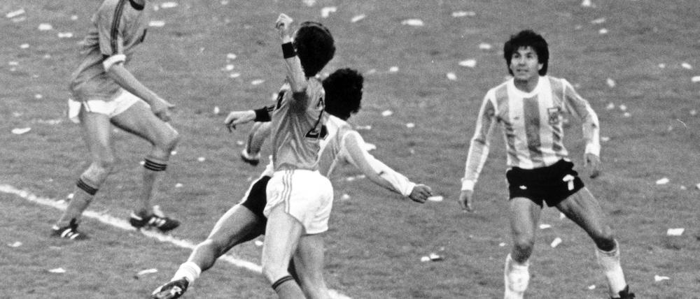 Der argentinische Verteidiger Luis Galván hat im WM-Finale 1978 den Ball im Blick. Wenig später ist er Fußball-Weltmeister.