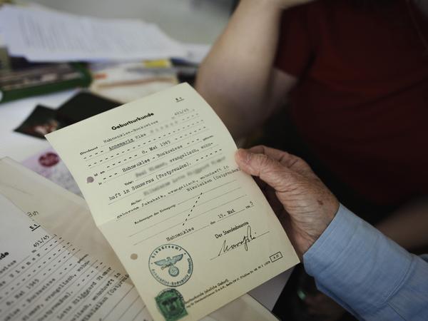 Annemarie W wurde am 8. Mai 1945 geboren. Interview in ihrer Wohnung in Friedenau am 28.04.2025 mit Farangies Ghafoor anlässlich des 80. Jubiläums zum Tag der Befreiung.