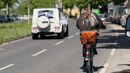 Radfahren auf der Filandastraße in Berlin-Steglitz: Auf der sechsspurigen Straße gibt es keinen Radweg. Mehrere Radfahrer fahren auf der Straße, auf der Parkspur sind auffällig viele Transporter, Camper und Wohnwagen abgestellt. Die Filandastraße führt von der Albrechtstraße zur A103 und zur Schloßstraße.