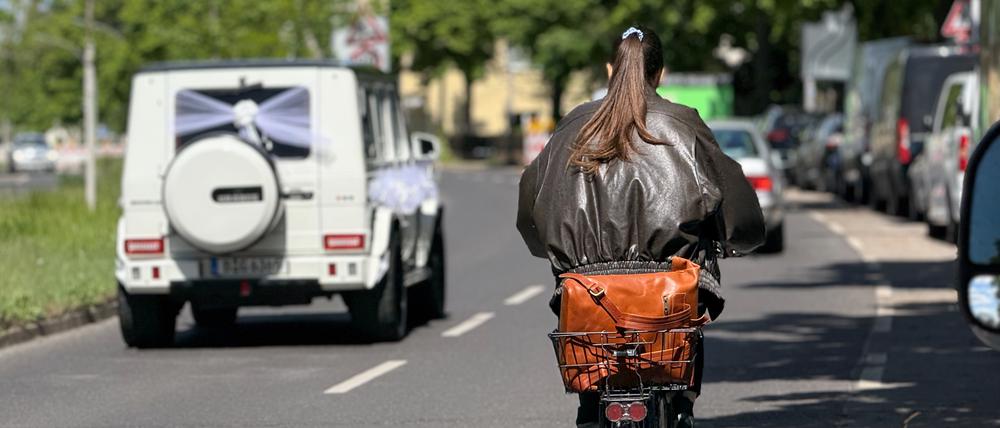 Radfahren auf der Filandastraße in Berlin-Steglitz: Auf der sechsspurigen Straße gibt es keinen Radweg. Mehrere Radfahrer fahren auf der Straße, auf der Parkspur sind auffällig viele Transporter, Camper und Wohnwagen abgestellt. Die Filandastraße führt von der Albrechtstraße zur A103 und zur Schloßstraße.