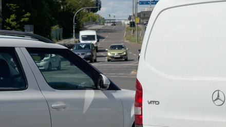 Radfahren auf der Filandastraße in Berlin-Steglitz: Auf der sechsspurigen Straße gibt es keinen Radweg. Mehrere Radfahrer fahren auf der Straße, auf der Parkspur sind auffällig viele Transporter, Camper und Wohnwagen abgestellt. Die Filandastraße führt von der Albrechtstraße zur A103 und zur Schloßstraße.