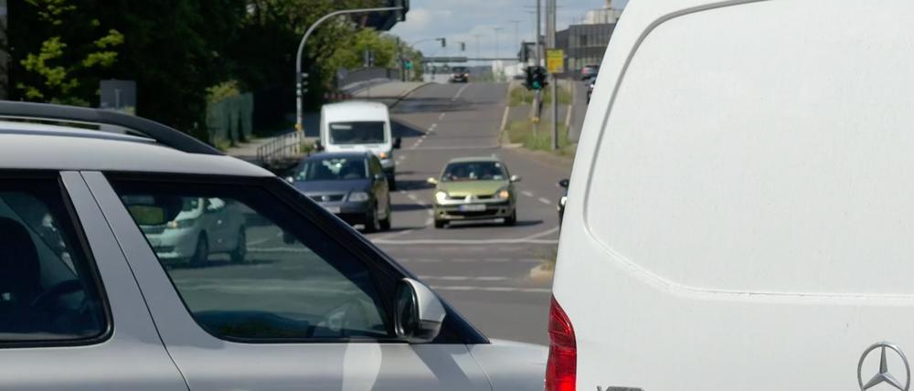 Radfahren auf der Filandastraße in Berlin-Steglitz: Auf der sechsspurigen Straße gibt es keinen Radweg. Mehrere Radfahrer fahren auf der Straße, auf der Parkspur sind auffällig viele Transporter, Camper und Wohnwagen abgestellt. Die Filandastraße führt von der Albrechtstraße zur A103 und zur Schloßstraße.