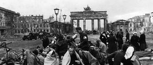 Untergang und Neubeginn. Deutsche Kriegsgefangene und Verwundete im Mai 1945 vor dem Brandenburger Tor.