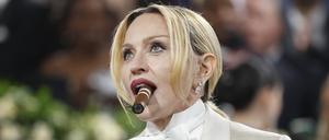 Die einen nennen es die Oscars der Modebranche, die anderen das wohl elitäre Schaulaufen der Welt: Madonna auf der Met Gala. 