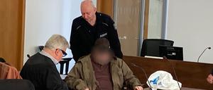 Der 74-Jährige soll seine Frau mit einem Hammer erschlagen haben.