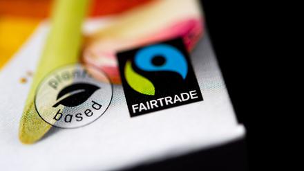 Wenn dieses Siegel auf einer Verpackung ist, soll der Inhalt fair produziert und gehandelt sein - so das Versprechen des Vereins Fairtrade.