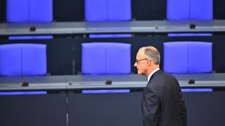 Friedrich Merz ist im ersten Wahlgang nicht zum Bundeskanzler gewählt worden - und der Dax gibt nach. 