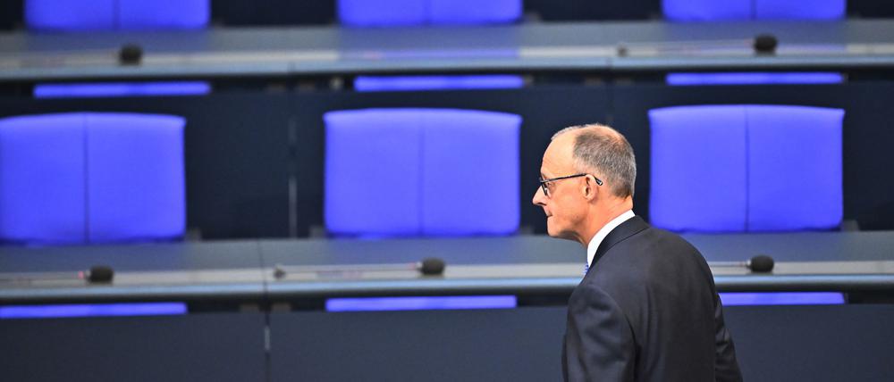 Friedrich Merz ist im ersten Wahlgang nicht zum Bundeskanzler gewählt worden - und der Dax gibt nach. 