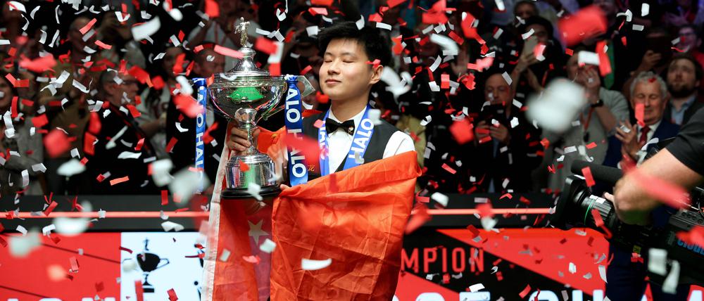 Zhao Xintong lässt sich nach seinem WM-Titel feiern.