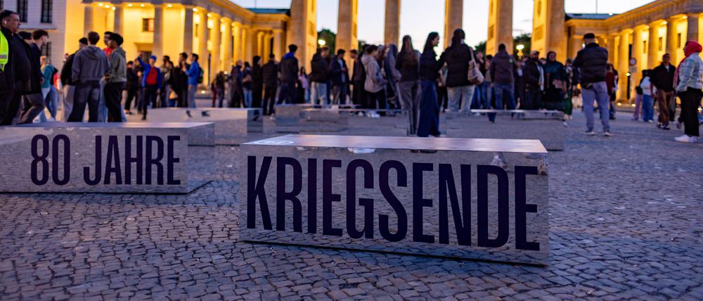 Vor dem Brandenburger Tor in Berlin erinnert eine neue Ausstellung an das Ende des Zweiten Weltkriegs vor 80 Jahren.