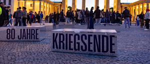 Vor dem Brandenburger Tor in Berlin erinnert eine neue Ausstellung an das Ende des Zweiten Weltkriegs vor 80 Jahren. 