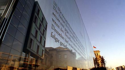 Jakob-Kaiser-Haus mit Artikel aus dem Grundgesetz auf der Glasfassade des Hauses in Berlin-Mitte