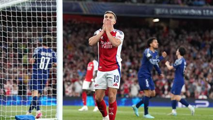 Arsenal-Stürmer Leandro Trossard vergibt im Hinspiel gegen Paris Saint-Germain eine Chance.