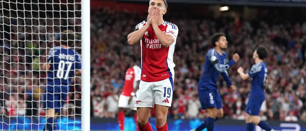 Arsenal-Stürmer Leandro Trossard vergibt im Hinspiel gegen Paris Saint-Germain eine Chance.