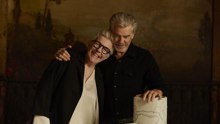 Gemeinsam Funken sprühen. Stefanie Hering und Pierce Brosnan mit dem Vasen-Ensemble.