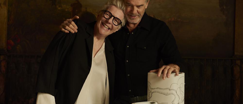 Gemeinsam Funken sprühen. Stefanie Hering und Pierce Brosnan mit dem Vasen-Ensemble.