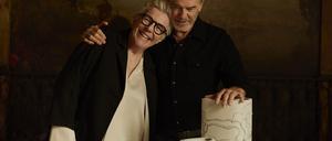 Gemeinsam Funken sprühen. Stefanie Hering und Pierce Brosnan mit dem Vasen-Ensemble.