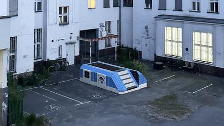 Die Kunstinstallation in Kiew. Geht es hier mit der U-Bahn nach Berlin?