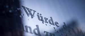Grundgesetz Artikel 1, aufgenommen in Berlin. 