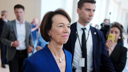 Charlotte Merz, Ehefrau des designierten Bundeskanzlers Merz, verlässt den Plenarsaal im Bundestag.