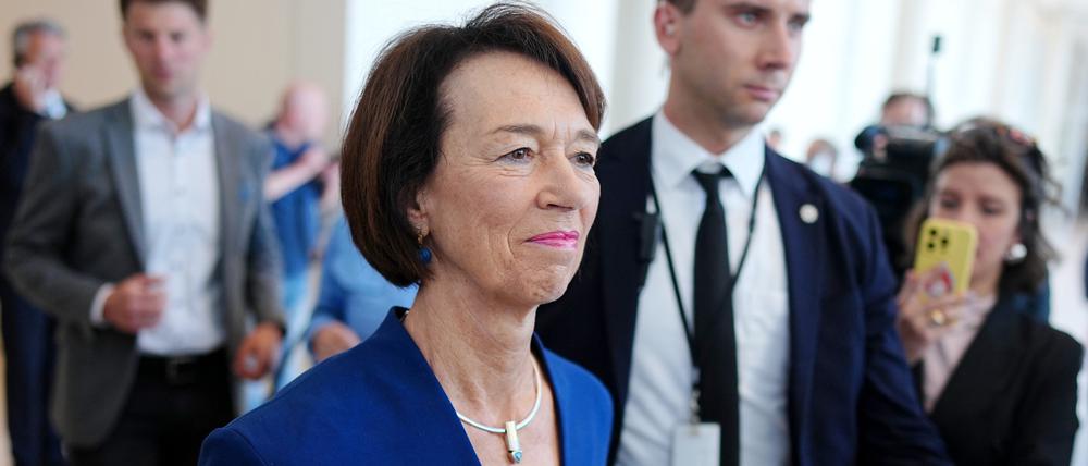 Charlotte Merz, Ehefrau des designierten Bundeskanzlers Merz, verlässt den Plenarsaal im Bundestag.