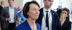 Charlotte Merz, Ehefrau des designierten Bundeskanzlers Merz, verlässt den Plenarsaal im Bundestag.