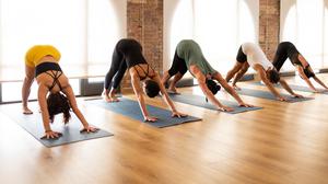 Eine Gruppe macht Yoga.