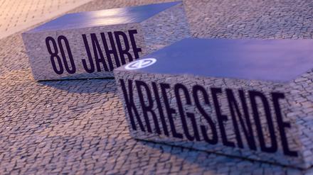Berlin gedenkt 80 Jahre Ende Zweiter Weltkrieg, Vor dem Brandenburger Tor in Berlin erinnert eine neue Ausstellung an das Ende des Zweiten Weltkriegs vor 80 Jahren.
