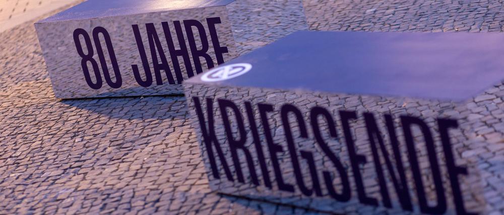 Berlin gedenkt 80 Jahre Ende Zweiter Weltkrieg, Vor dem Brandenburger Tor in Berlin erinnert eine neue Ausstellung an das Ende des Zweiten Weltkriegs vor 80 Jahren.