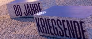 Berlin gedenkt 80 Jahre Ende Zweiter Weltkrieg, Vor dem Brandenburger Tor in Berlin erinnert eine neue Ausstellung an das Ende des Zweiten Weltkriegs vor 80 Jahren.