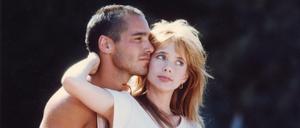 rbb Fernsehen IM RAUSCH DER TIEFE, "LE GRAND BLEU", am Samstag (10.05.25) um 23:50 Uhr. Die Versicherungsagentin Johana Baker (Rosanna Arquette) hat nur Augen für den schüchternen Taucher Jacques Mayol (Jean-Marc Barr). © rbb/BR/Telepool, honorarfrei - Verwendung gemäß der AGB im engen inhaltlichen, redaktionellen Zusammenhang mit genannter rbb-Sendung bei Nennung "Bild: rbb/BR/Telepool" (S2). rbb Presse & Information, Masurenallee 8-14, 14057 Berlin, Tel: 030/97 99 3-12118 oder -12116, pressefoto@rbb-online.de