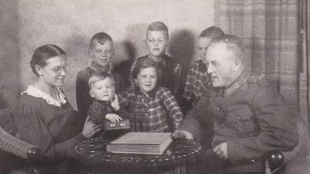 Familienalbum von Sigrid Kneist über die Aufarbeitung der NS-Geschichte ihrer Familie