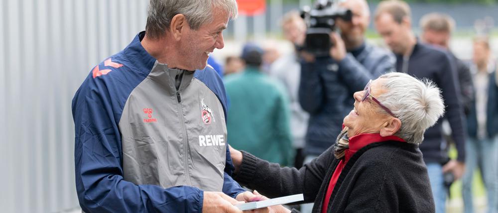 Start mit Geschenk: Friedhelm Funkel hat sein erstes Training bei seiner Rückkehr nach Köln geleitet.