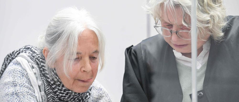 Daniela Klette (l.) mit ihrer Anwältin vor Gericht.