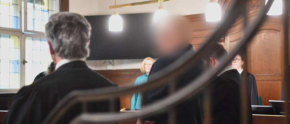 Ein Anästhesist steht rund fünf Jahre nach dem Tod einer Patientin vor dem Berliner Landgericht. Der Mediziner soll einen Atem- und Herzstillstand nicht sofort bemerkt haben. Minutenlang sei die 59-Jährige ohne Sauerstoffversorgung geblieben.