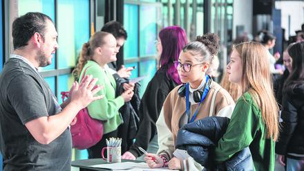 Oberschülerinnen informieren sich übers Lehramtsstudium.