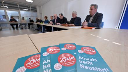 Die Pressekonferenz des Abwahl-Bündnisses fand im Ersatzrathaus in der Edisonallee statt. 