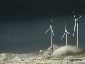 Über 60 Prozent der bereits gefährdeten Windparks in Asien und Europa liegen in Regionen, in denen die maximalen Windgeschwindigkeiten weiter steigen.