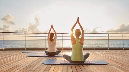 Völlig losgelöst. Yoga an Deck der „Europa“. 
