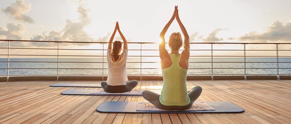 Völlig losgelöst. Yoga an Deck der „Europa“. 