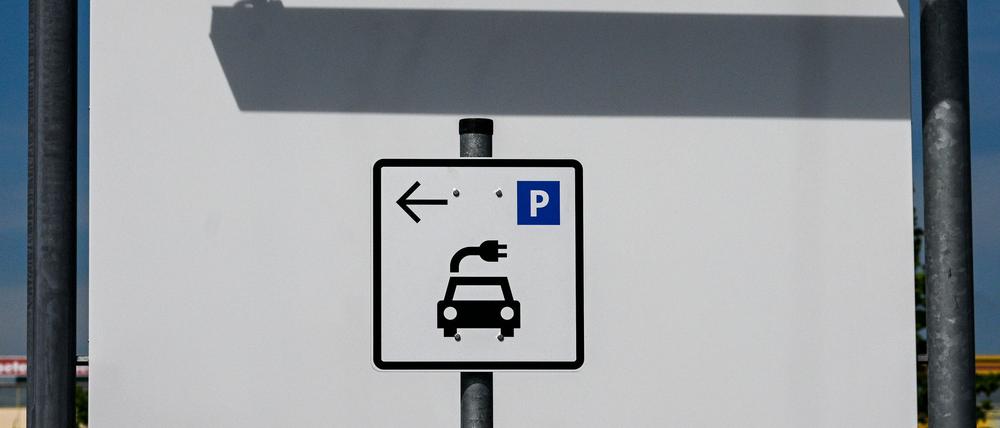 Die Zahl der Neuzulassungen von E-Autos in Deutschland zieht wieder an. (Archivbild)