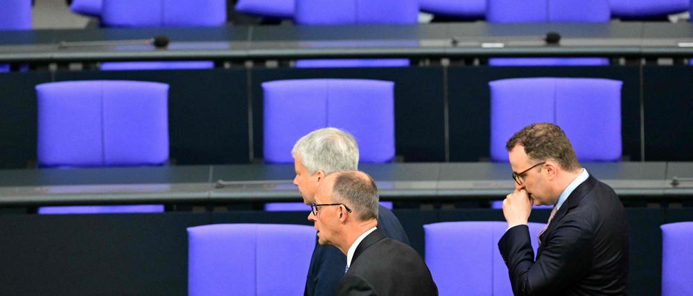 Der designierte Kanzler Friedrich Merz (2nd R) zusammen mit Jens Spahn (R).