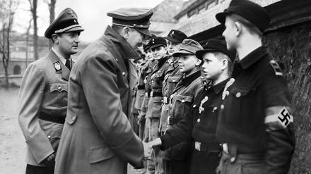 Adolf Hitler mit Jugendlichen am 20. April 1945.