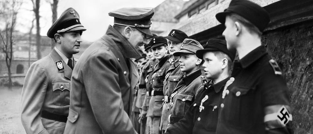 Adolf Hitler mit Jugendlichen am 20. April 1945.