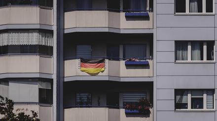 Eine deutsche Flagge an einem Balkon, fotografiert 2024.