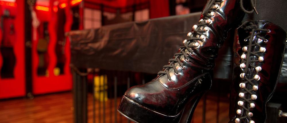 In Karlsruhe stand eine Domina vor Gericht - wegen Steuerhinterziehung. (Symbolbild)