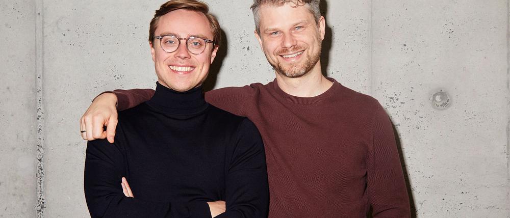 Die beiden Mitbegründer des Berliner KI-Start-ups Parloa Malte Kosub (l) und Stefan Ostwald.