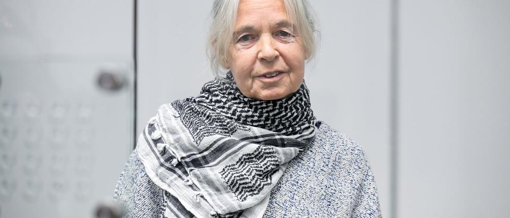 Daniela Klette trug beim Betreten des Gerichtssaals ein Palästinensertuch.