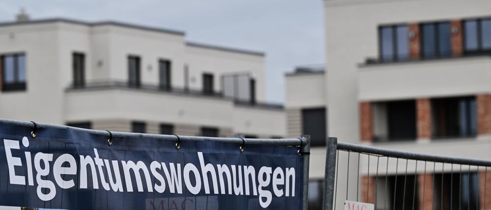 An einem Bauzaun wird für Eigentumswohnungen geworben.