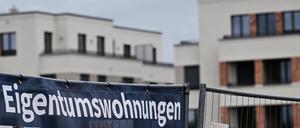 An einem Bauzaun wird für Eigentumswohnungen geworben.